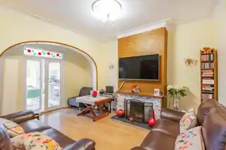 108 Redbridge Lane East, photo 2