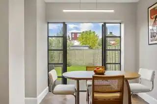 109 Tolworth Park Road, photo 2