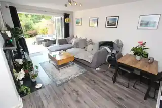 109 Vernon Crescent, photo 3