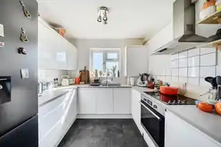 10A Whitton Waye, photo 3