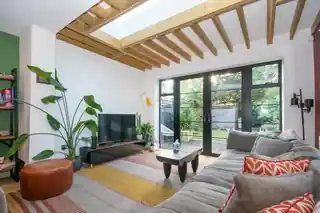 11 Armstrong Close, photo 2