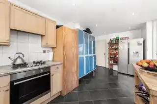 11 Crewys Road, photo 4