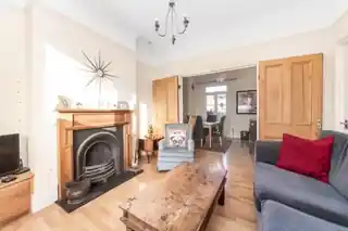 11 Crewys Road, photo 2