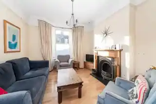 11 Crewys Road, photo 3