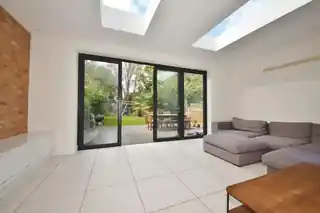 11 Erncroft Way, photo 2