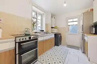 11 Mepham Gardens, photo 2