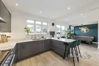11 Parkhurst Road, photo 3