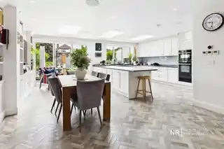 11 Rhodrons Avenue, photo 2