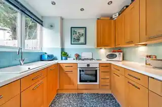 11 Stambourne Way, photo 2