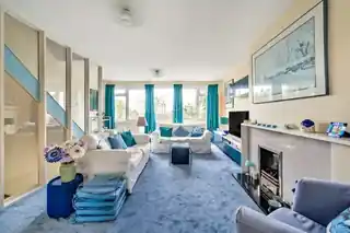11 Stambourne Way, photo 3