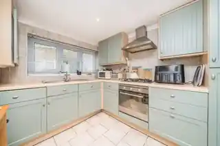 11 Tolworth Road, photo 3