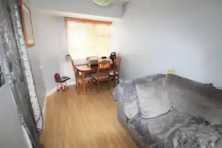 11 Warwick Crescent, photo 3