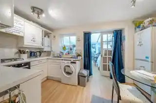 11 Winterburn Close, photo 4