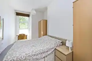 110 Coningham Road, photo 3