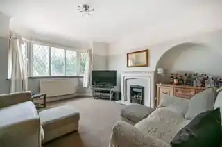 110 Motspur Park, photo 2