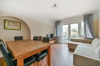 110 Motspur Park, photo 4