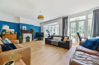 111 Burnt Oak Lane, photo 3