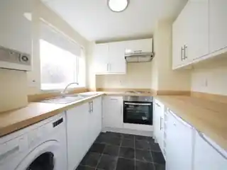 112 Botwell Lane, photo 3