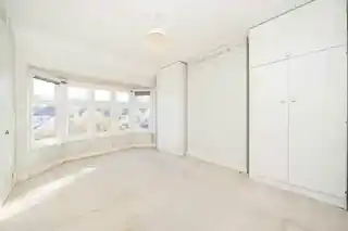 113 Woodland Gardens, photo 3