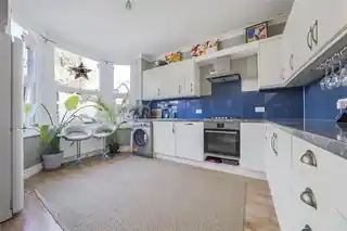 114 Ravensbury Road, photo 3