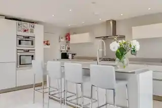 114 Sarsfeld Road, photo 3