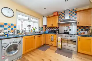 115 Garth Road, photo 3