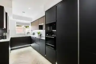 118 Reddown Road, photo 3
