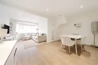 12 Appledore Avenue, photo 3