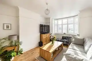 12 Ashbourne Avenue, photo 3