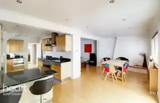 12 Avenue Close, photo 3