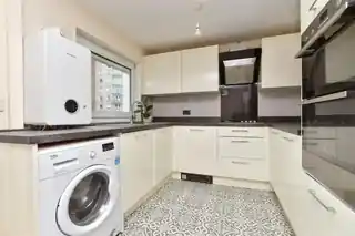 12 Basinghall Gardens, photo 4