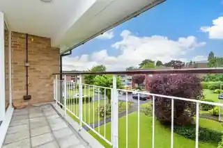 12 Basinghall Gardens, photo 2