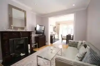 12 Dukes Avenue, photo 3