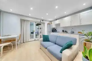 12 Iona Close, photo 2