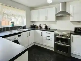 12 Lingey Close, photo 2
