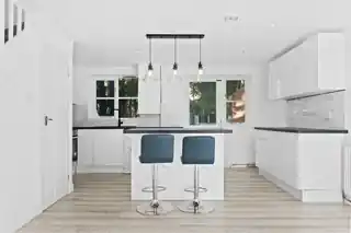 12 Livesey Close, photo 3