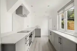 12 North Common Road, photo 2