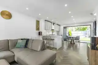 12 Walker Close, photo 2