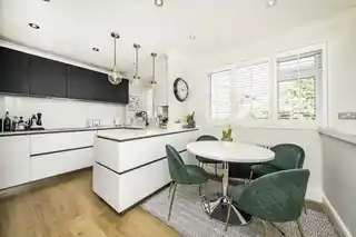 12 Westmorland Close, photo 2