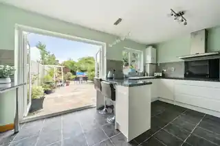 121 Heath Way, photo 2