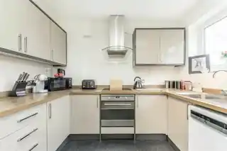 121 Lyme Farm Road, photo 2