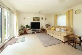 122 Wraysbury Drive, photo 2