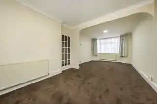124 Sutton Court Road, photo 2