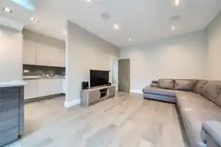 125 Connaught Gardens, photo 4