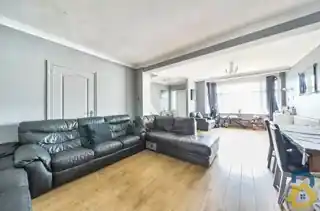 126 Collier Row Lane, photo 2