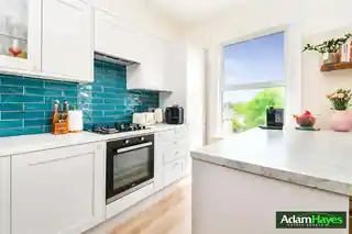 126B Friern Park, photo 2
