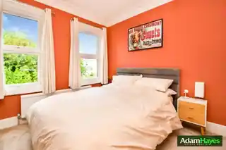 126B Friern Park, photo 3