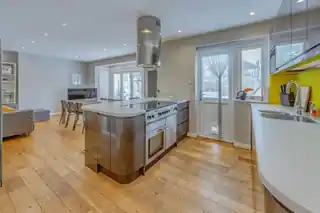 128 Bramley Road, photo 2