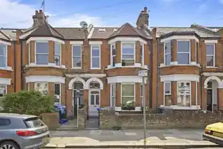 12B Herbert Gardens, photo 2