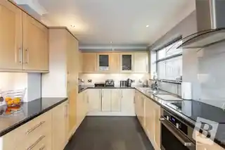 13 Ambleside Avenue, photo 2